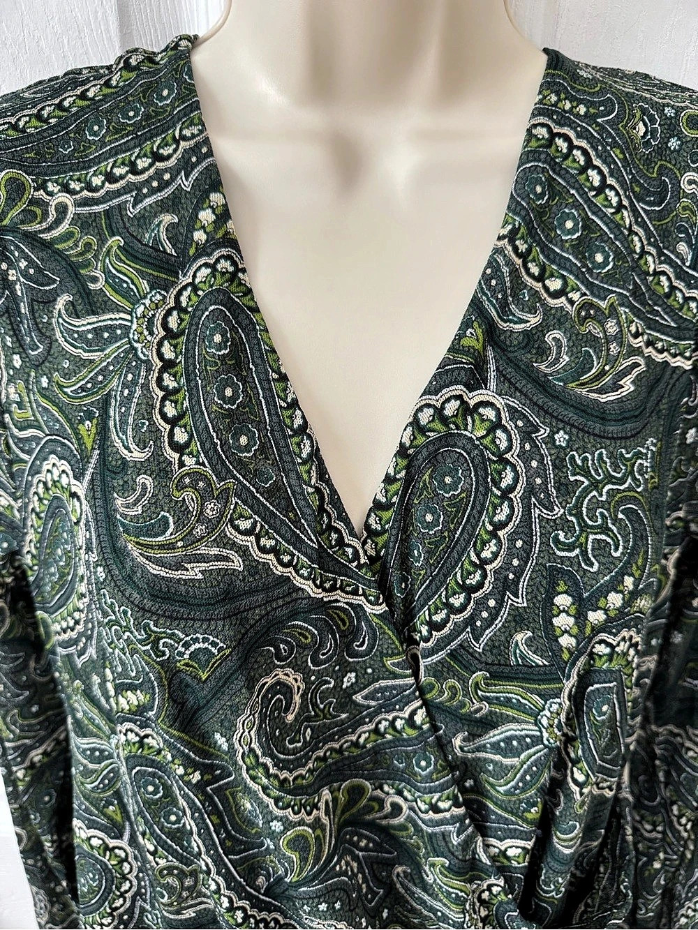 NC International Concepts Woman 1X Green Paisley Faux Wrap V-Neck Long Sleeve To - Picture 5 of 12